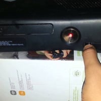 سلام علكم عندي بلي اكس بوكس 360 للبيع بي مشكله وحده فقط يشتقل احمر يعن...