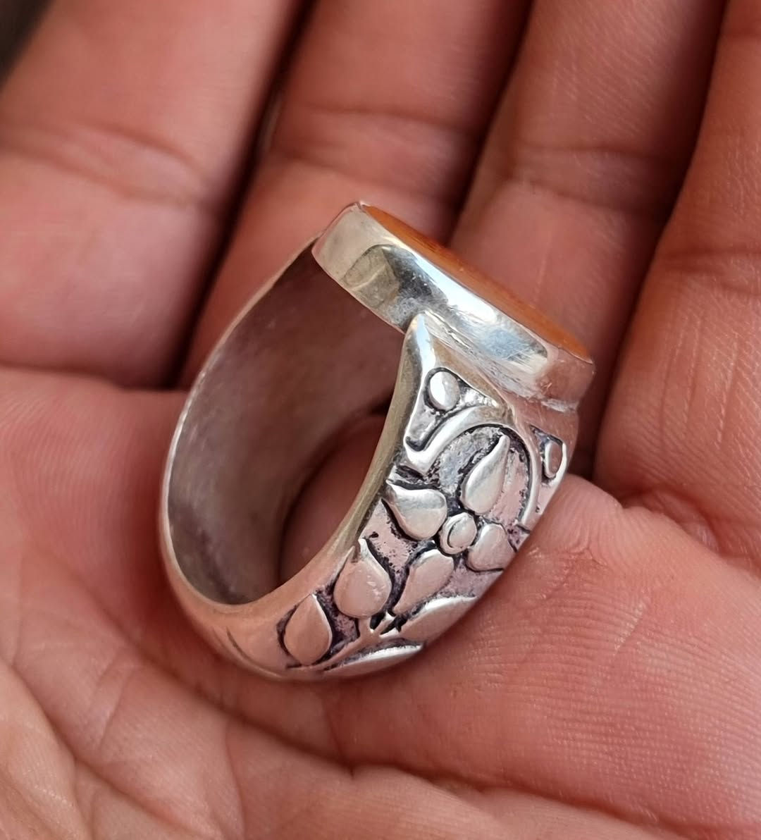 عقيق يماني اصفر مزعفر مخطوط بقلم المبدع محمد همداني                                           🔥الحمد لله على كل حال 🔥 
بصياغه يدويه ثقيله للبيع مكاني بغداد يوجد توصيل إلى جميع المحافظات للبيع فقط فقط أحبتي الغوالي ما اراوس بس ابيع 
***********
