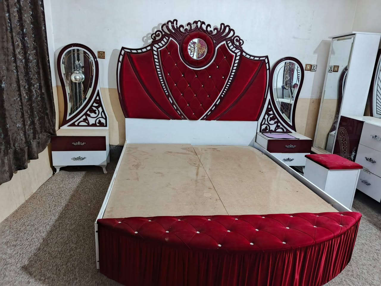 سلام عليكم لبيع غرفه نوم نضيفه كلش مكاني نجف سعر ٤٠٠وبيه مجال رقمي ***********

