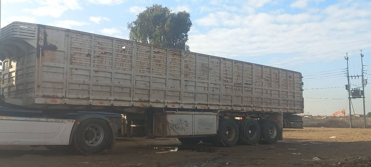 سلام عليكم عربانه حدايديه البيع 
طول 12/60مكلف بلنشر ستفسار 
***********
