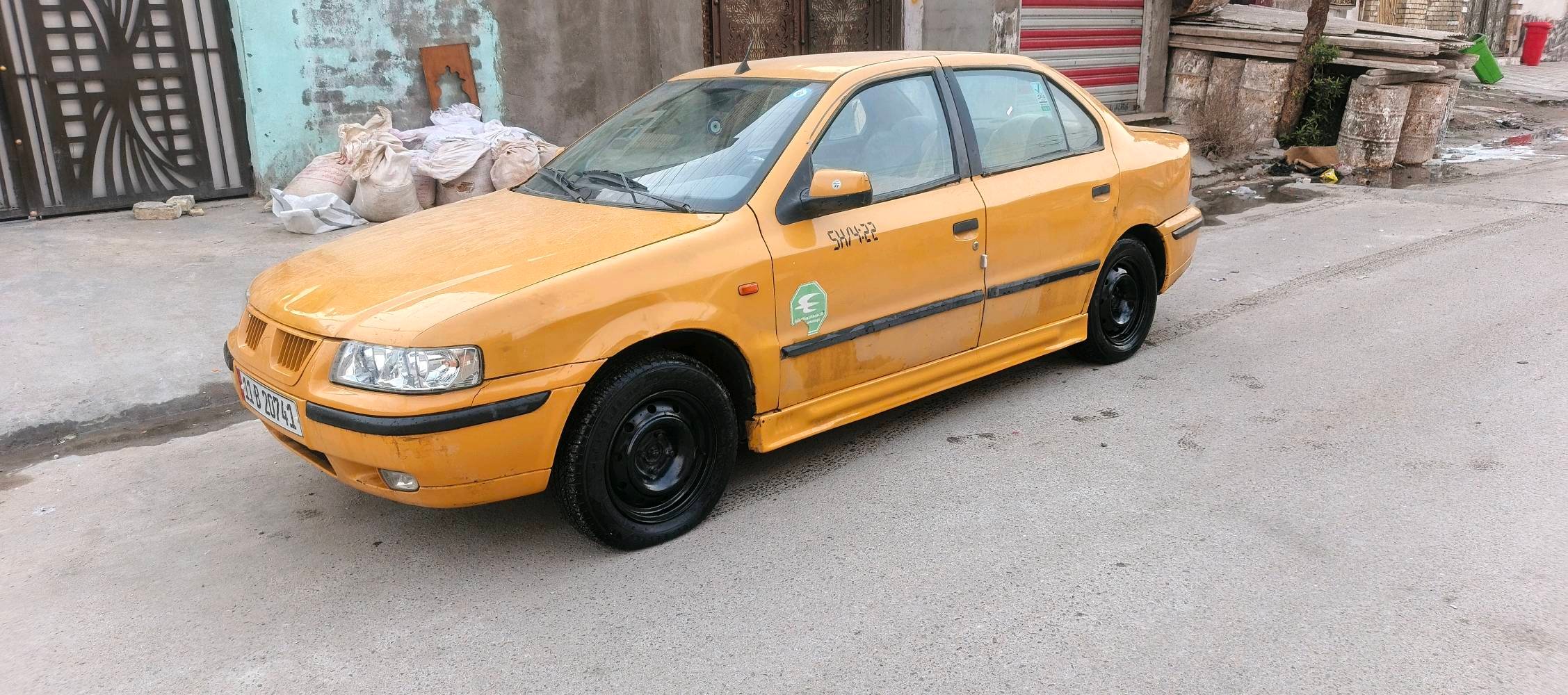 سيارة صالون صفراء، داخلية واسعة وعجلة قيادة مغطاة للراحة. الجنوط باللون الأسود لإضافة لمسة من الأناقة. السيارة مناسبة للاستخدام اليومي. موثوقة للأسر والجولات داخل المدينة.