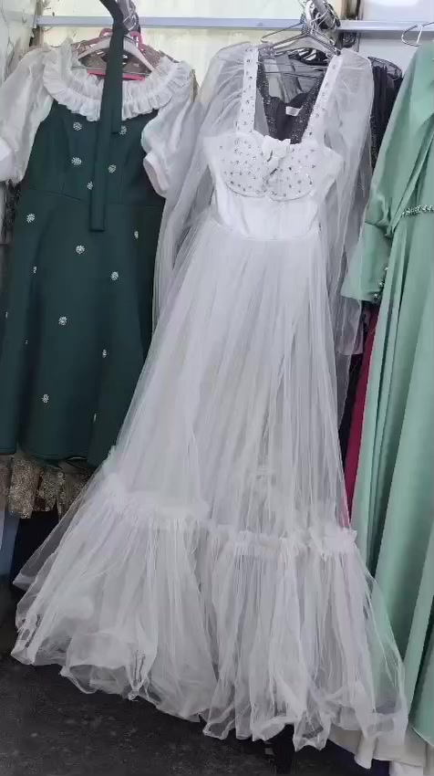 السلام عليكم 
عندي فساتين سهره للبيع 
تصفيه محل عدم تفرق 
ابيع جمله سعر قطعه 
10000الف 
فساتين خير من الله 
***********
