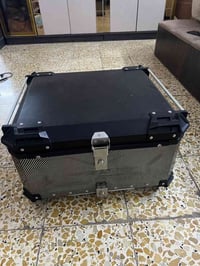 صندوق المنيوم سعه ٨٥ لتر  يشيل خوذتين بل اصل لونه رصاصي بس اني  مغلفه ...