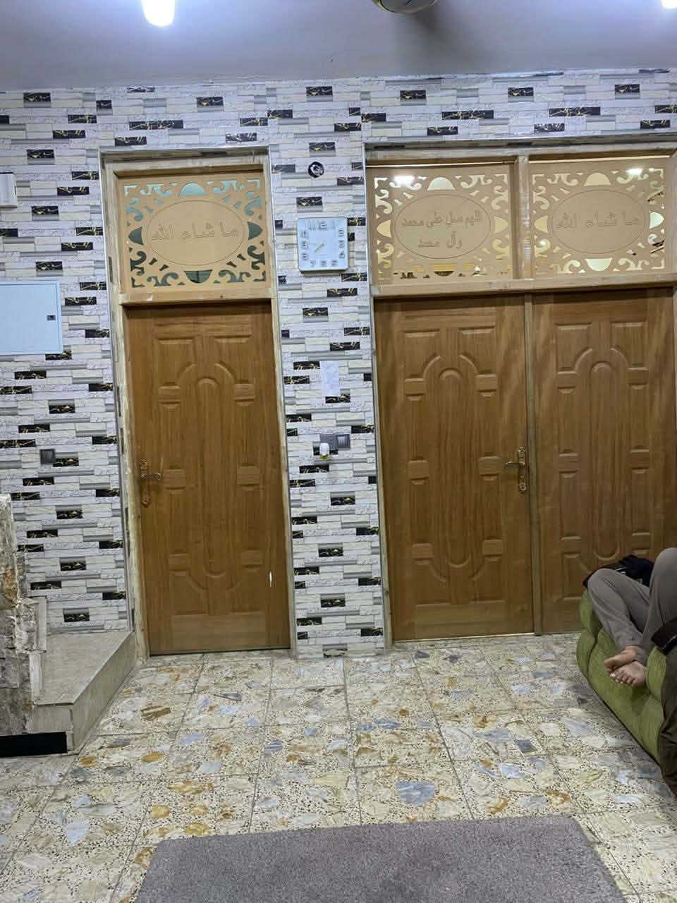فرصة سكنية مميزة في الحلة - حي الصحة
دار حديثة للبيع بموقع حيوي واستراتيجي (شارع 25)
تفاصيل الدار:
• المساحة: 120 متر مربع.
• الطابق الأرضي: تصميم عملي يحتوي على غرفة نوم، صالة، مطبخ، مع مناور عدد 2 لضمان تهوية وإضاءة طبيعية ممتازة.
• الطابق الثاني: يضم غرفتين؛ إحداهما نظام سويت متكاملة، والأخرى غرفة إضافية.
• حالة الطابق الثاني: هيكل (يحتاج لبخ وأرضية)، مما يتيح لك إتمام التشطيبات حسب ذوقك الشخصي.
الموقع: حي الصحة - شارع 25.
📍 للمعاينة أو الاستفسار، يرجى زيارة مكتب التصميم العقاري
العنوان: الحلة - حي الصحة - مجاور جامع الهندي.
📞 للتواصل المباشر:
• ***********
• ***********
