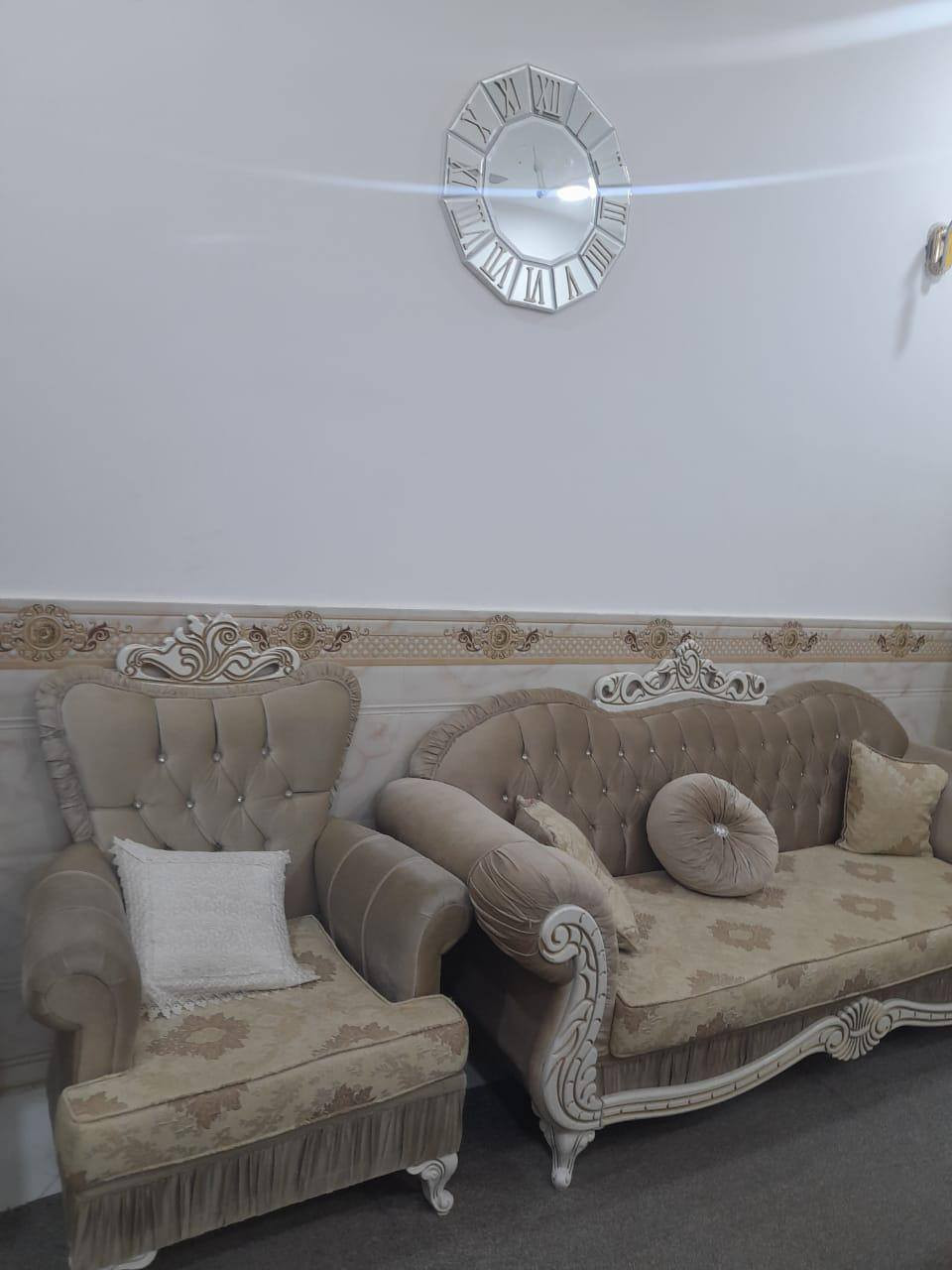 للبيع
بيت ١٠٠م امامي طابق ونص
بناء حديث كونكريت مسلح
سعر ١٧٥ بيه مجال
يقع في صالحيه قرب سيد جابر

يحتوي طابق الأول على غرفه وصاله ومطبخ وصحيات داخليه وخارجيه واستقبال

طابق ثاني غرفه وصاله وصحيات
موبايل للاستفسار ***********
