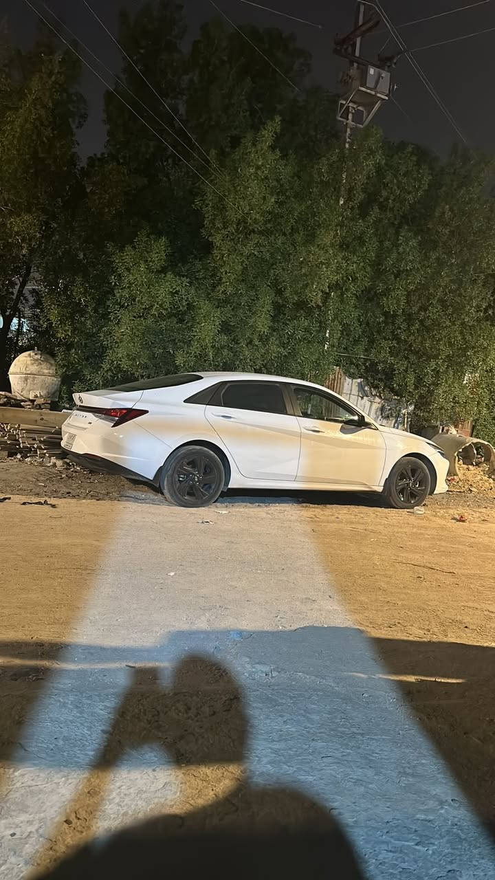 السلام عليكم ورحمة الله وبركاته النترا للبيع موديل 2021خليجي نص فول السياره خير من الله السياره جاملغ وباب صبغ اثر دحجه وبارد قليل وتعال وشوف بعينك تبريد تخم تاير صدر حداديه گير محرك كلها جاهزه مال جناي السياره رقم بغداد اقصاد السياره استقطاع مباشر وكاله ثاني يوم بعد9اشهر تصير حره
موصفات …..
3.اشاير بل مري 
4.تحكم ستيرن جهتين
5.ويل خليجي
6.لد خلفي 
7. تبريد قطعتين 
9. ⁠نظام ايكو وسبورت ونورمل
10. شاشة
11. كامره
12. محرك 2000 دوش مامفتوح
السياره مرتبه ماشيه 111
السعر145وبيها مجال لشراي قليل مجالهه
مكان السياره بصره القديمه خلف جامع الكبير
رقم الهاتف ***********
