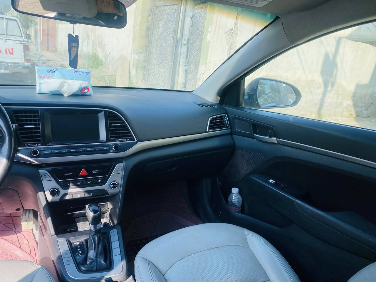 السلام عليكم ورمضان كريم النترا 2017 وارد كندي مكينه الفين كير مكينه حداديه خير من الله رقم بابل دولي هزه وسنويه جديده باسمي السياره حادثها جاملغ وبنيد وبالعراق جاملغ وباب وسونار موجود مكانها بابل سعرها 110 وبيها مجال بسيط حك الجيه ***********
