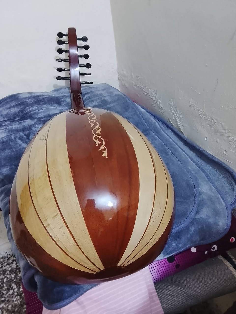 السلام عليكم عود سوري قاروط بعده مو مستعمل اشتريته ب160 الف  قبل 7اشهر وحاولت اتعلم ما صحلي مجال وقررت بيعه مكاني بغداد اعيد بعده ما مستعمل يعني بالجيس *********** بيه اتصال ووتس اب
