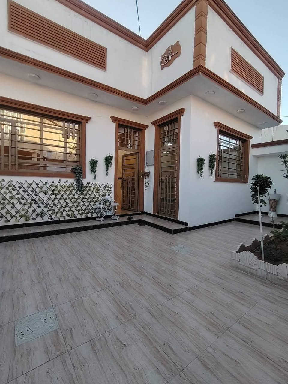 ​🏡 بيت للبيع في البصرة - أبي الخصيب 🏡
🏷️ فرصة مميزة للسكن أو الاستثمار في كوت الحمداني!
​📐 تفاصيل العقار:
 :: للاستفسار:***********
​المساحة: 200 متر مربع.
​نوع الملك: صرف زراعي عراقي (نموذج 25) 📄✨.
​🏛️ يحتوي المنزل على:
​🚗 كراج سيارة واسع.
​🌳 حديقة خارجية للملتقى العائلي.
​🛋️ استقبال ضيوف فخمة.
​📺 صالة داخلية واسعة.
​🍳 مطبخ بتصميم مريح.
​🛏️ غرفتين منام (نوم) مريحيتين.
​🚿 صحيات داخلية + صحيات خارجية 🚽.
​🪜 مصعد درج مجهز بالكامل.
​☀️ مناور عدد (2) لإضاءة وتهوية طبيعية ممتازة.
​📍 العنوان والموقع:
​🗺️ البصرة - قضاء أبي الخصيب - منطقة كوت الحمداني.
​💰 السعر:
​💵 118 مليون دينار عراقي (قابل للتفاوض طبعاً) 🤝.
​📞 للاستفسار والتواصل المباشر:
​📱 يرجى الاتصال على الرقم: ***********
​💬 أو مراسلتنا مباشرة عبر الواتساب على نفس الرقم.
