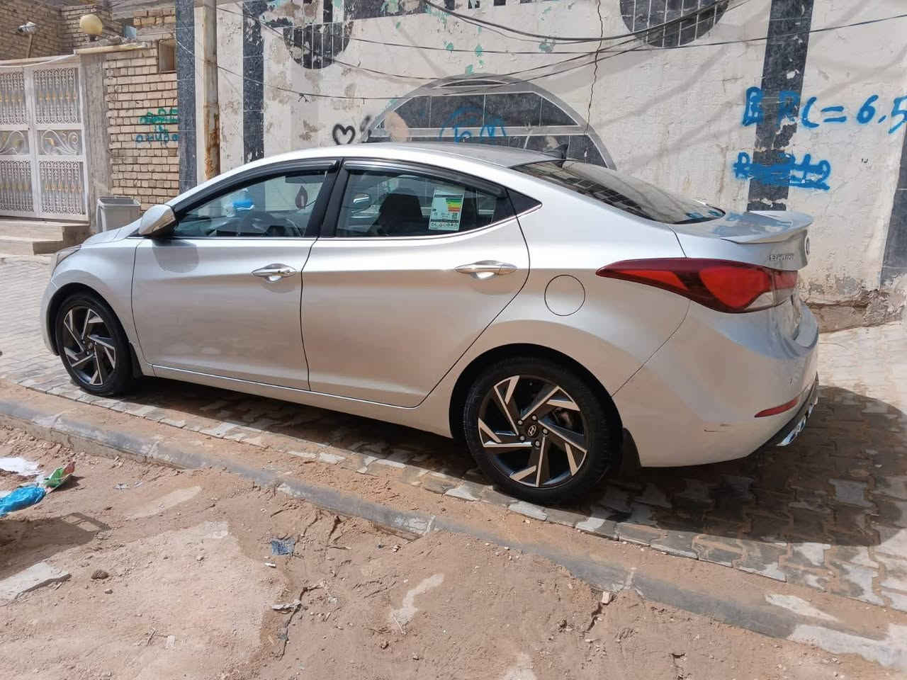 السلام عليكم ورحمة الله 
اللنترا 2015 شكل 16 وارد خليجي بيها قطعة وحده صبغ فقط الجنطة والباقي طخات بسيطات ومعدلات بارد 
فول مواصفات 1/1 
بصمة بيبان 
بصمه جنطة 
كشنات جلد بلادي فول تحكم ستيرن 
فتحة سقف 
قطعتين تبريد
تدفئة تبريد فولل
لد خلفي 
حساسات خلفية 
شاشه تاب كامرة
نظام ايكو تقليل صرفية البانزين
ثلاجة بالچكمچه 
اربع ويل كب كروم 
تحكم بلأنارة الامامي 
اربع دسك 
مري طي 
سنوية لل2031 هزة جديده تحويل ووكالة موجود راعية بالنجف معارفنه 
مكينة 1800 دوش بيها خيط بخار 
السعر 128 وبيها مجال بسيط 
*********** مكانها كربلاء
