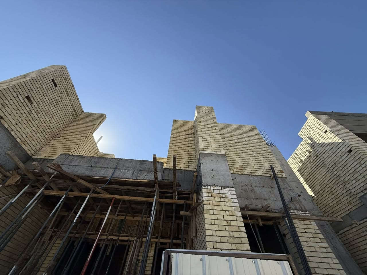 السلام عليكم 
تم على بركة الله 
ختم الطابق الأول
لموقع حي الجامعة (7)
على ارض بمساحة 300م
رقم الهاتف / واتساب 
***********
