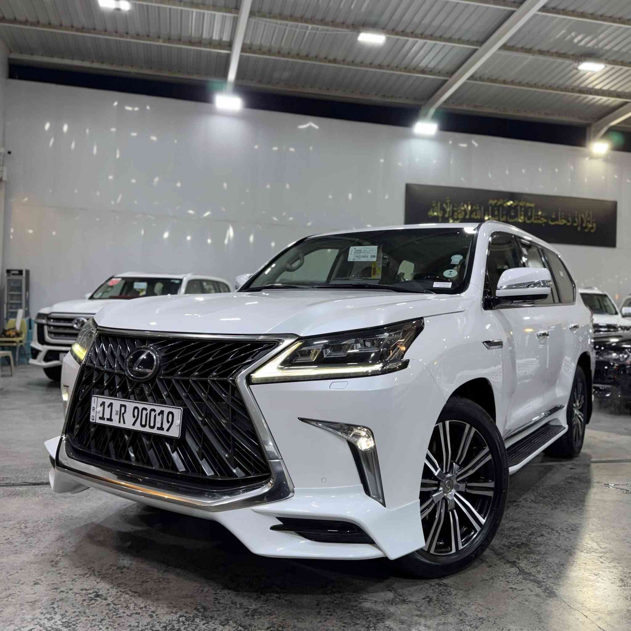 السلام عليكم
لكزز وكاله بريم 

موديل 2017

رقم بغداد 

ماشيه 130 الف حقيقي 

السياره كفاله لا صبغ ولا بارد 

مكان السياره بغداد معارض البياع 

السعر 

***********
