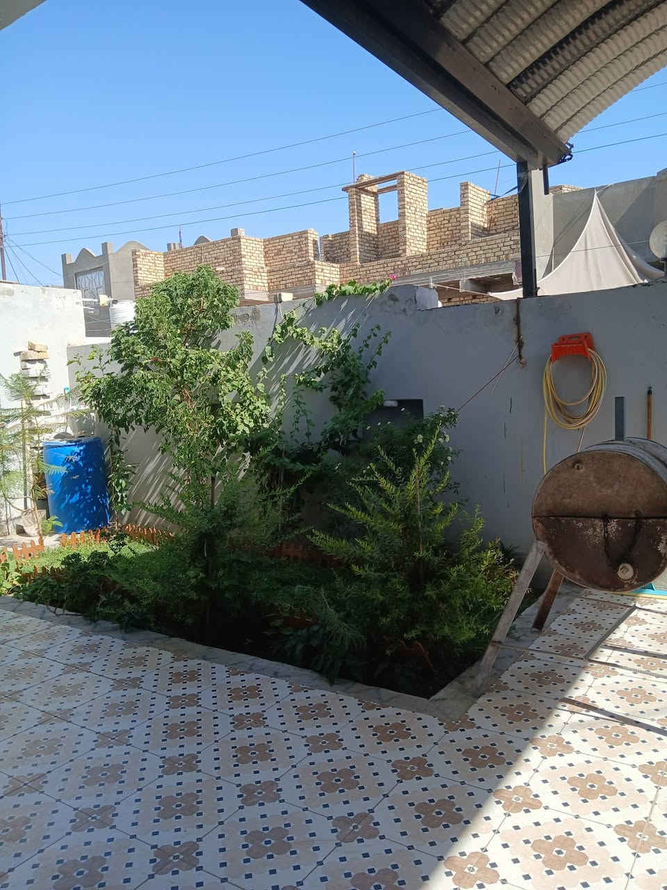 للبيع بيت بمساحة 242 م² طابو زراعي سند 25 بيت متعوب عليه وبحالة ممتازة، ويقع في منطقة هادئة وآمنة.
مواصفات البيت: كراج يتسع لسيارة مع مطبخ كبير جداً مع مطبخ حار.
*  استقبال و صالة واسعة مع حديقة داخلية.
* غرفتين نوم: الأولى: 5×4 م و الثانية: 5×5 م.
* صحيات داخلية وخارجية.
* منور خلف البيت مع بيتونة كبيرة بمساحة 7×5 م، تصلح لتكون غرفة ثالثة. سطح شتايكر.
الإضافات:
* منظومة كاميرات مراقبة. و منظومة بي إن سبورت..
#الموقع: يقع في المدحتية بين الجمعية وشارع علي قمارة، منطقة بستان محريجة قبل سيد عباس أبو موكب، داخل الفرع ويبعد حوالي 50 متراً عن الشارع الرئيسي. المنطقة هادئة وآمنة، وأكثر سكان الشارع من العوائل المعروفه 
السعر: عند الاتصال.
📞 للاستفسار: ***********
سعر 135 بي مجال مع مطبخ من ضمن سعر

