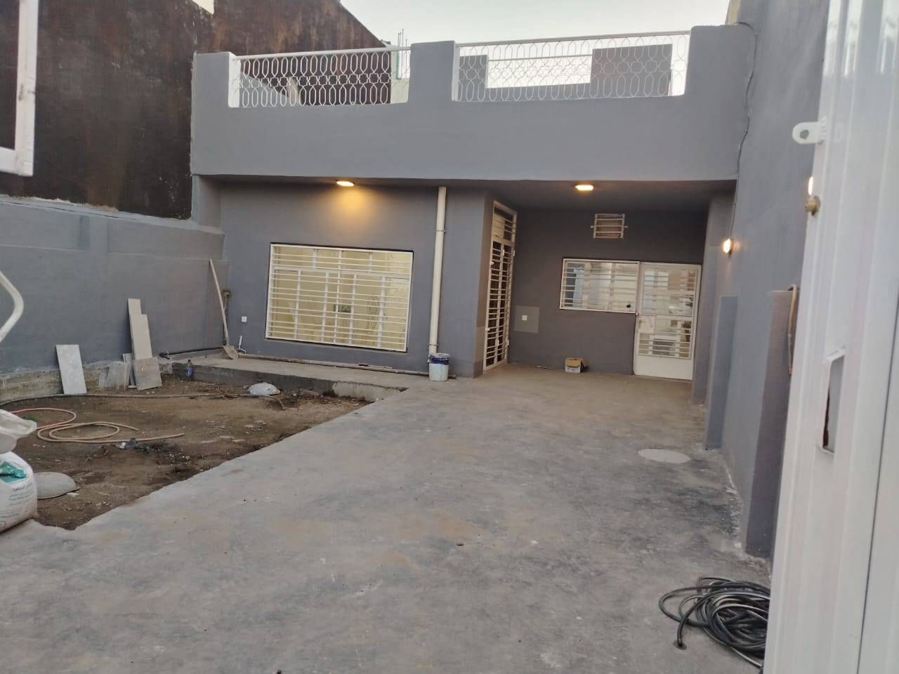 بيت نظيف للايجار مساحة 200م  في الدورة شارع 60 المربع الاول قريب على كافه الخدمات و قريب على شارع 60 كراج كبير يكفي سيارتين وحديقه و خدمات خارجية للضيوف مدخلين على المطبخ وعلى الاستقبال وغرفة نوم كبيرة ومنور و خدمات وحولي صغير و استقبال كبير جداً 
الطابق الثاني غرفتين نوم و خدمات وسخان وماطور ماء 
وخزان ماء عدد 2 وسطحين 
السعر 750 ألف قفل 
*********** واتساب
