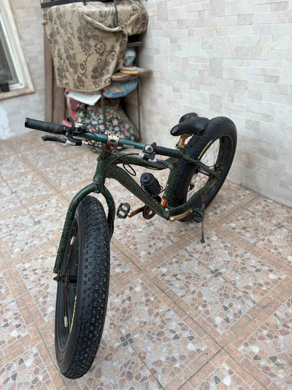 بايسكل جبلي قياس 26  Fat Bike ماركة كاصه مـטּ امريكا ب375$ وما مستخدم متروك تايرات جدد زنجيل جديد بي بداله ما اعرف شكم سرعه ناسي للبيع بب275الف وبي مجال بسيط اذا ما تفتهم بيهم ୪ تعبني رجائا عنواني البصره الجنينه قرب سوق الجنينه متواجد واتس ***********
