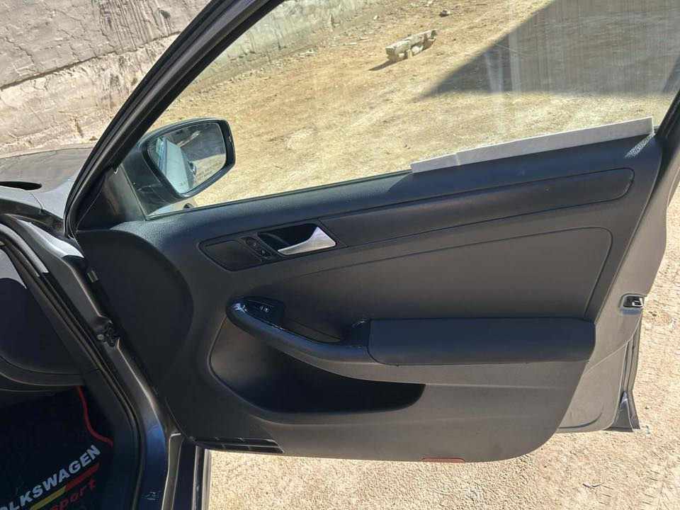 السلام عليكم جيتا٢٠١٢ خليجي مكينه ٢٠٠٠ تنفس طبيعي مكينه كير مكفول  مصبوغه عام بيهه ضربه بسيطه بالجاملغ الايمن  بدون دواخل رقم كربلاء 
متواجد كربلاء او بغداد 
اي استفسار اتصال بالرقم (***********)السعر ٨٠ وبيها اشويه مجال غير متواجد عالفيس
