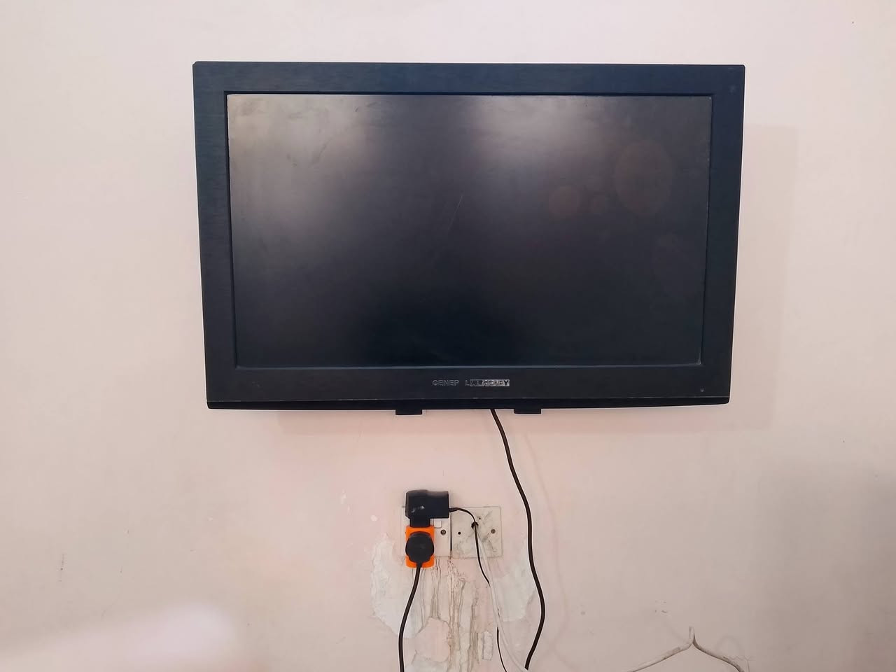 السلام عليكم عندي بلازمه حجم32شغاله يحتاجها شاشه السعر 15وعندي تلفزيون شونك الاصلي عاطل عطله بسيط شغال بس العطل بسيط السعر 15وميز مال يلازمه نظيف السعر 20العنوان الأمين الثانية اسكينه شارع المكاتب رقم الهاتف ***********يوجد واتساب
