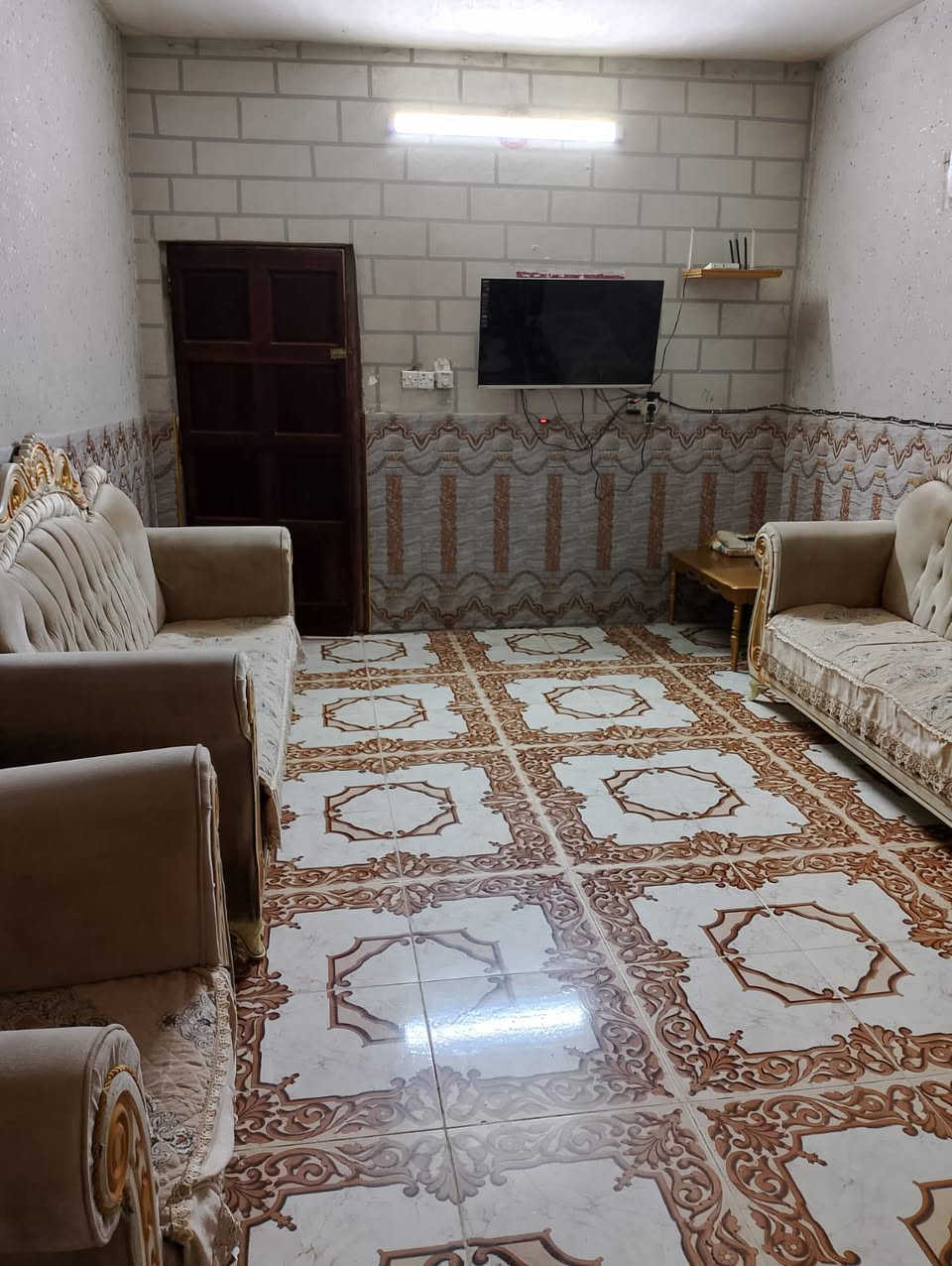 ابو غريب / خرنابات / ساحه شارع ابو بلال
واجهه سيراميك مرتب

الطابق الارضي سيرمايك ارضيه والحايط حزام 

غرفتين نوم 

هول وستقبال ومطبخ 

طابق ثاني 

بدون سيرميك ارضيه صب ناعم

4 غرف نوم 

سعره 170 وبي مجال بسيط 

صاحب البيت *********** بس واتساب
