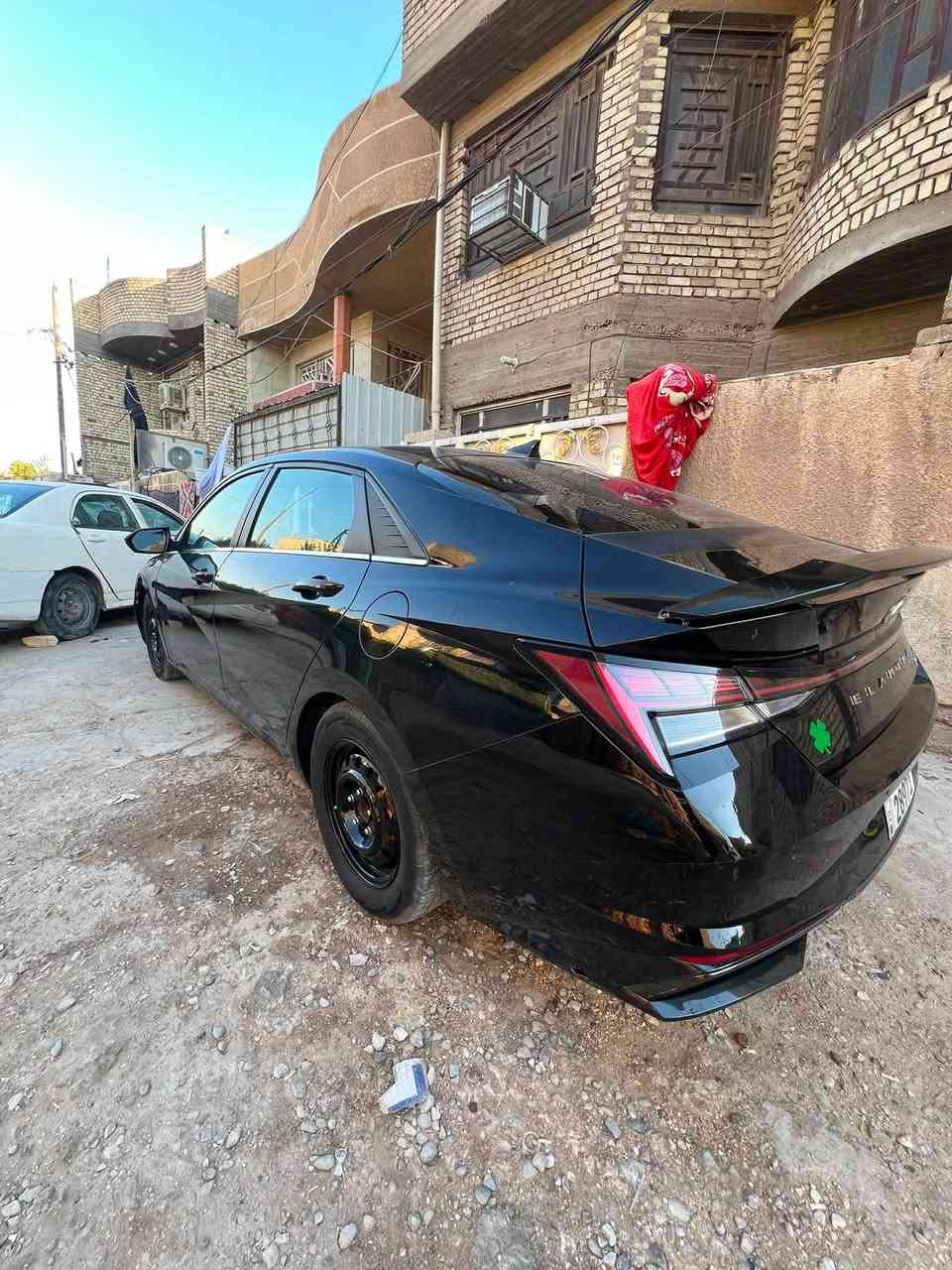 السلام عليكم
النترا هايبرد موديل 22 فول مواصفات للأخير  (السعر 130 وبيها مجال بسيط للأتصال ***********   )

-بصمة تشغيل ابواب وصندوك. (بصمة ابواب لمس) 

فتحة سقف ( سلايد روف ) 

-محرك 1.6

-كاميره  خلفية دوارة 3 وضعيات 

-رادارات 360 درجة ( امامي جانبي خلفي ) تمنع التصادم الامامي والجانبي والخلفي

-التحذير عند فتح الباب 

-تحكمات ستيرن 

- 3 وضعيات قيادة ( عادي سبورت ذكي ) 

- مثبت سرعة ذكي ( التحذير عند مغادرة المسار )

‏-Auto Hold التوقف لفترات قصيرة

-الهاند بريك بصمة

-شاشة بلازمة حجم كبير لمس تدعم نظام الابل كار بلي والاندرويد اوتو بدون كيبل يربط التلفون واير ليس و GPS  

-شحن واير ليس 

-نظام الصوت Bose عدد السماعات 8 -

تشغيل عن بعُد 

-اشاير بال مري

-اضواء ترحيب عند الاقتراب 

-لايت لد 3عدسات وسكنات لد 

-كشنات جلد السايق كهرباء 

-نقطة عمياء

-تدفئة/ تبريد بالكشنات

- كير اوتماتيك و S عادي

-تحديد مسار وقيادة ذاتية  ورادار امامي 

- مانع انزلاق

- بصمه ابواب لمس 

- شاشه متصله +شاشه دجتيل

وارد امريكي بيها 3 قطع صبغ
