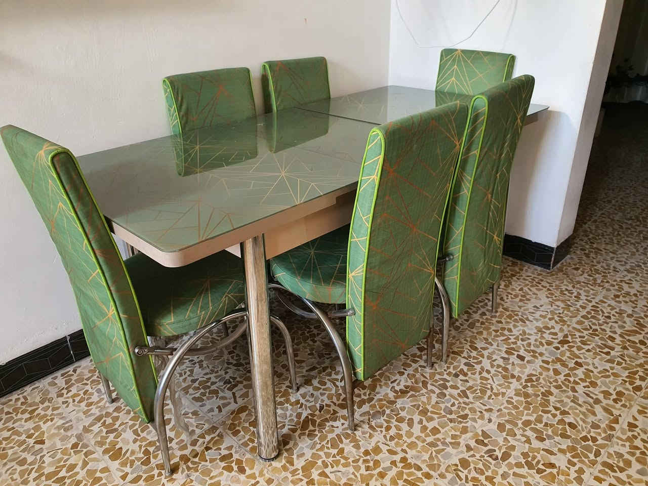 السلام عليكم شاشة 50 سمارت بيها خطوط مع الميز السعر 75 والميز والكراسي نضيف السعر 75 الاتصال ***********
