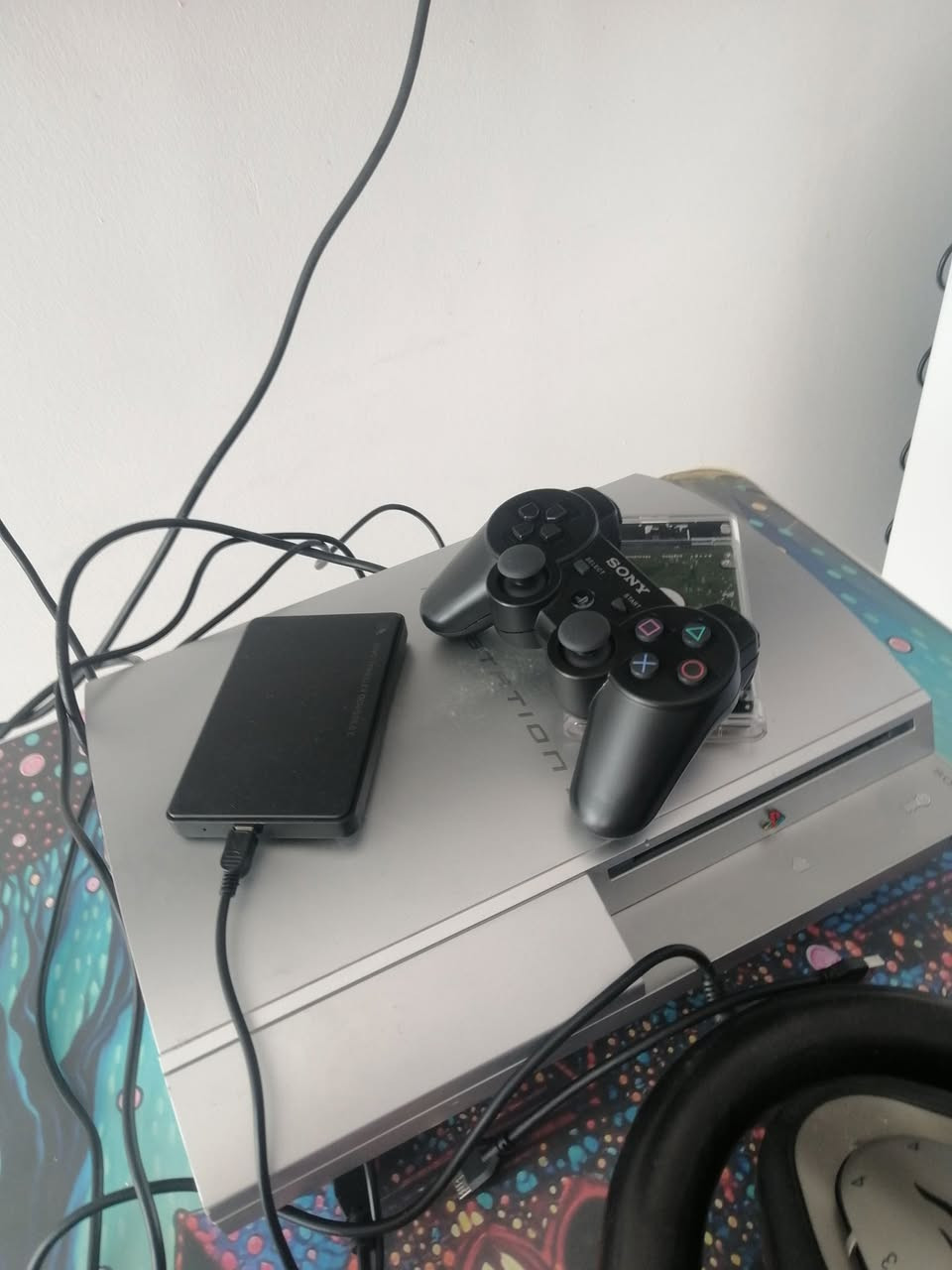 السلام عليكم عندي جهاز بلي استيشن 3 فات مهكر يجي وي هارد 500كيكا و هارد 320كيكا ويدات2 سعر 110 وبي مجال مكاني كركوك شوراو بارتي قرب مدرسة خاك هذا رقمي ***********
