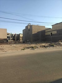 لدينا قطعة أرض مميزة للبيع بمساحة 300 متر مربع، واجهتها 15 متر ونزالها...