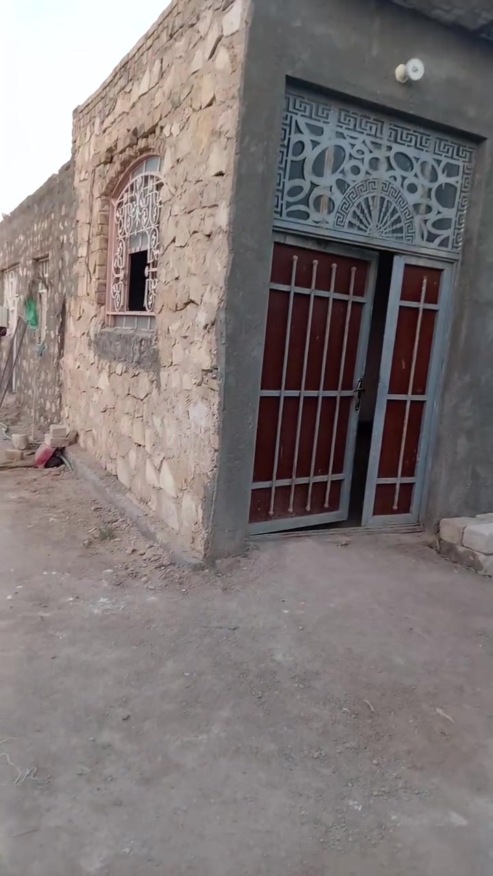 بسم الله الرحمن الرحيم مزرعه للبيع تحتوي علا دارين الدر لاول غرفتين وصاله ومطبخ ومجمع صحيات وستقبال 25 متر  ودار ثانيه مشتمل البيت معوز ارضيه وبورك فقط العنوان شارع المعمل طريق الكم اي ستفسار التصال ***********
