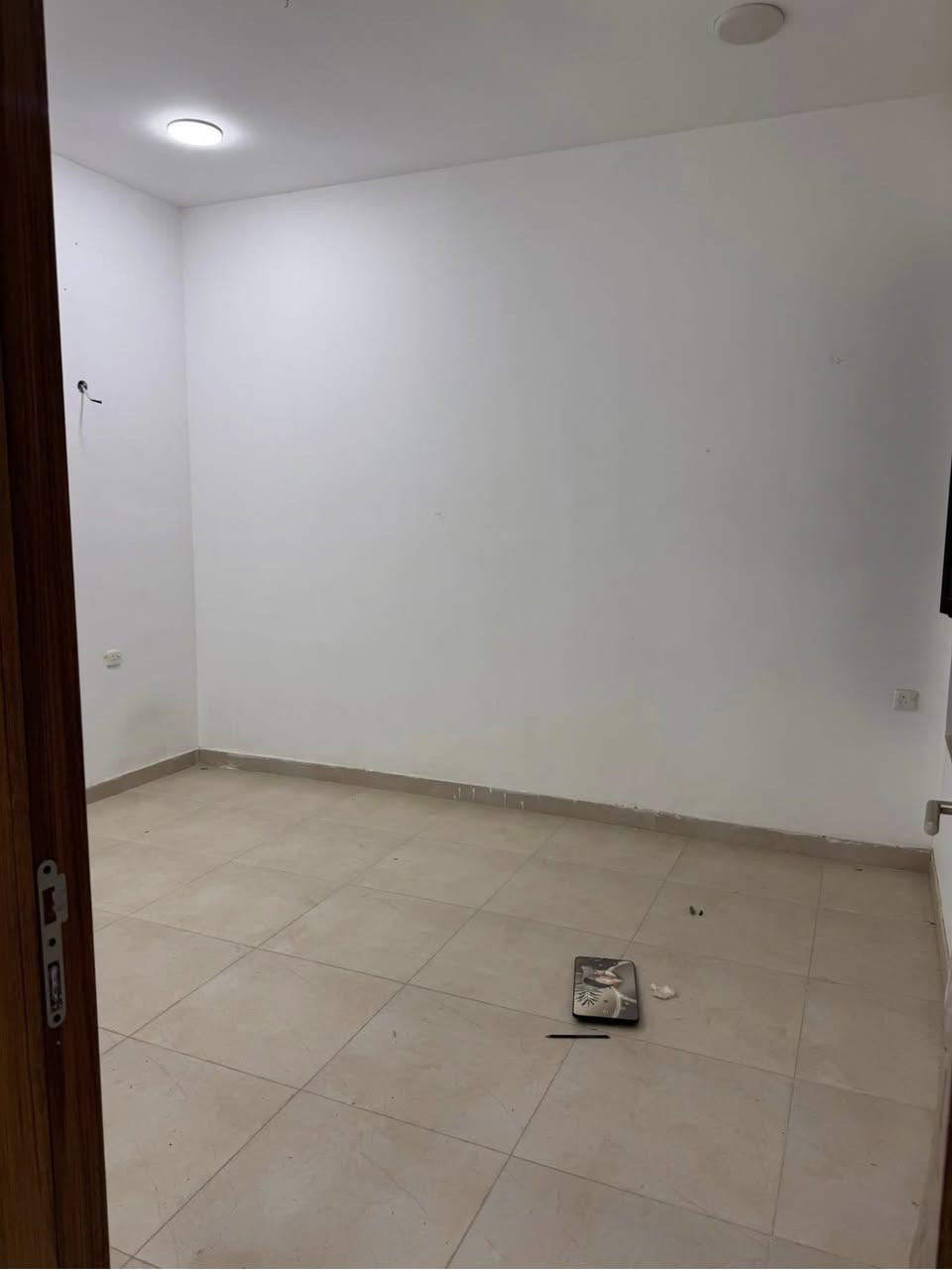 شقة للايجار داخل مجمع الضباط السكني تتكون الشقة من غرفتين نوم وصالة ومطبخ
الشقة بناء حديث 
الشقة طابق اول فوك الارضي اجارهة 400 قفل 
#رقم الهاتف # *********** 
موقع المجمع شارع المطار بغداد 
خلف جامعة المشرق ومستشفى حي الفرات
