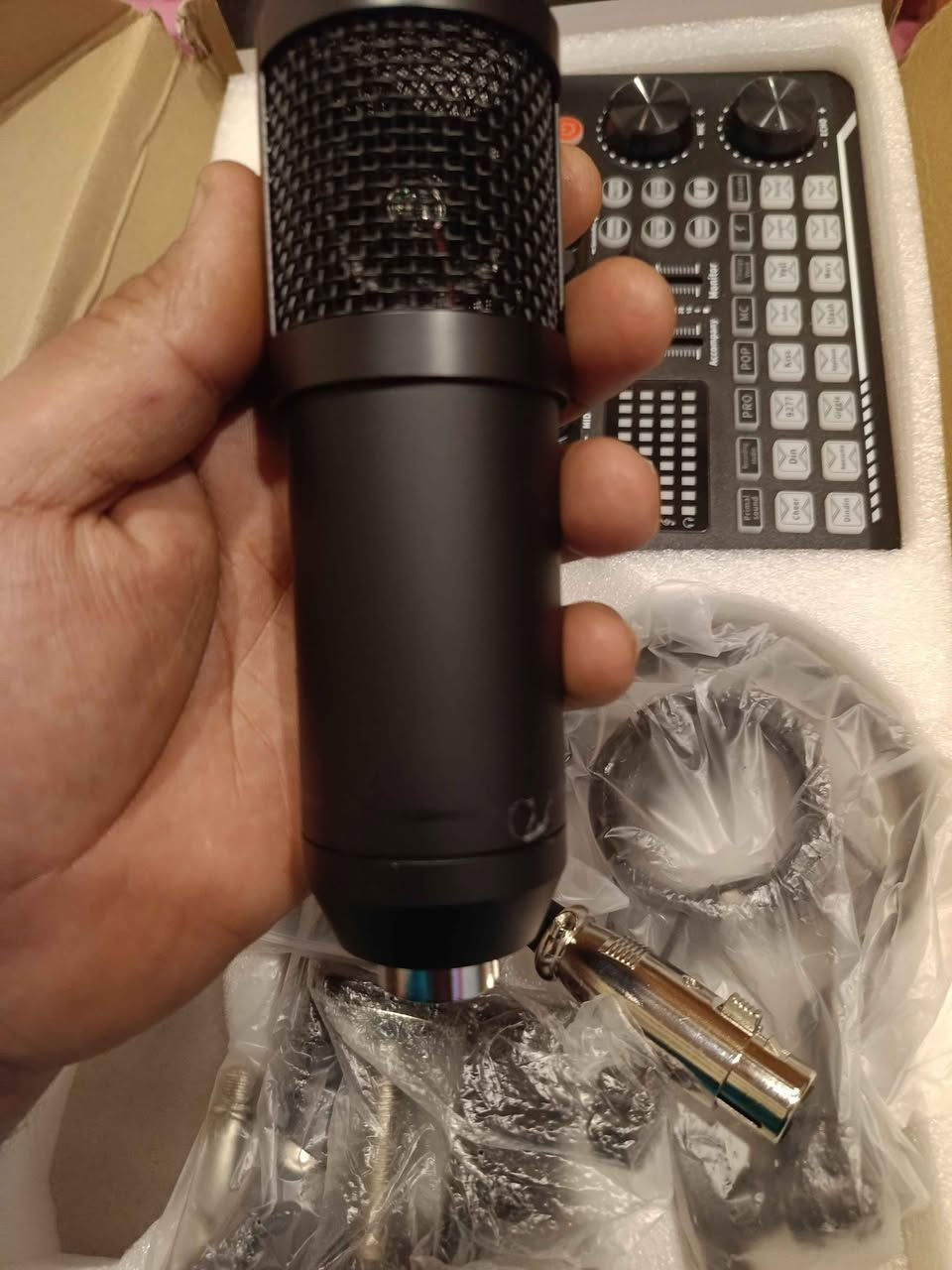 مكسر ومايك وستاند مايك وسماعه هيتفون و كل المحتويات يرهم للبثوث ويربط اكثر من تلفون يعني تحجي من المايك الكثر من 5اجهزه بغداد, العراق


**إذا كنت صاحب هذا الإعلان وتريد حذفه لأي سبب، رجاءا أرسل رسالة إلى الدعم الفني**