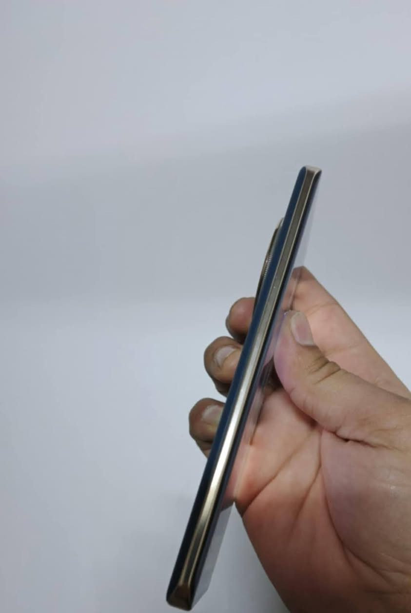 السلام عليكم غني عن التعريف 
عملاق ريلمي 13برو بلس ملك التصوير 
مستخدم نضيف لوك مكفول
كامرات سوني 50+50+50 بتقريب حقيقي 120X
رام12 ذاكره 512
معالج سناب دراكون 7sgen2 
باتري5200 بقدرة شحن 80واط 
شاشه امولد منحنيه 
صوت ستيريو سبيكر 
اندرويد 15 واجهة ريلمي UI6
السعر400 وبي مجال شي قليل مكاني موصل جانب ايسر 
شراي راسلني *********** وتساب موجود
