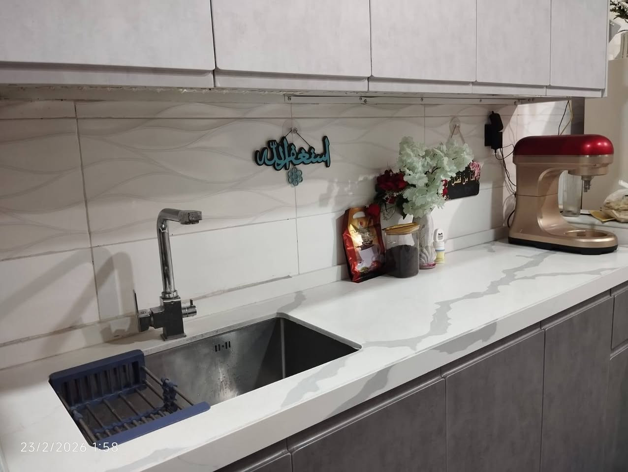 السلام عليكم كاونتر مسوي قبل عشر شهور سبب البيع احتاج كاونتر آكبر منه مترين وربع نوعيته كلش زينه داخله المنيوم والخارج HDF موديل هاي السنه وجديد تصميمه لونه رصاصي مرمر كوارتست ارقى مرمر للتواصل  عن السعر والتفاصيل اكثر الاتصال او مراسلة الرقم وتدللون ***********
