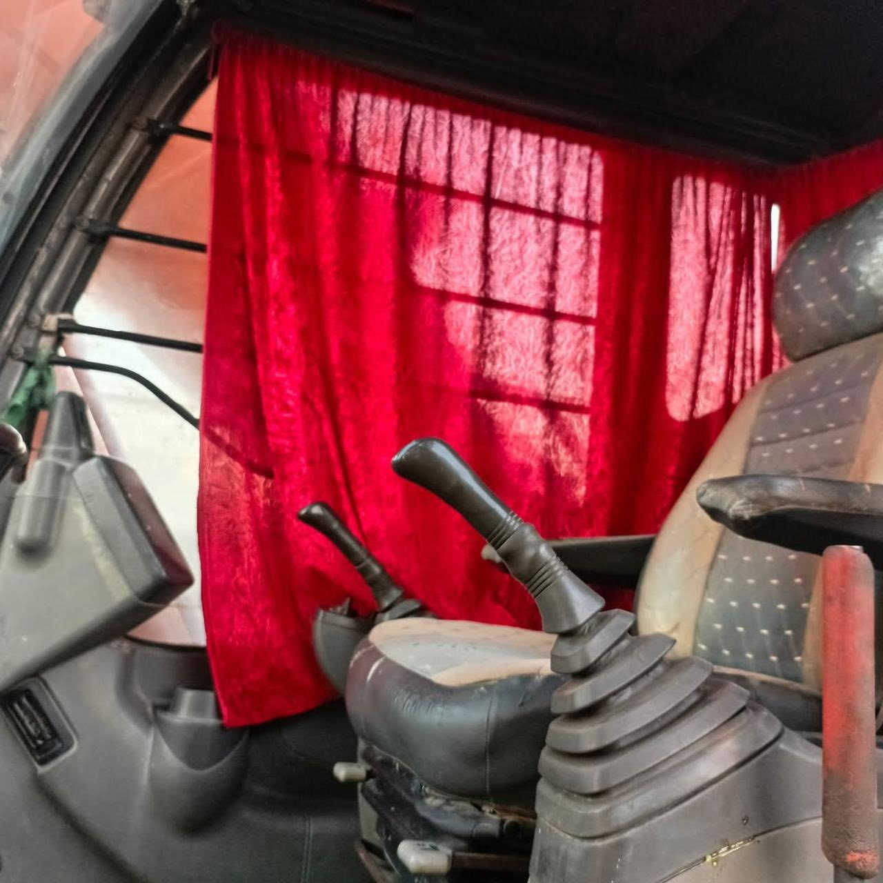 حفاره زت موديل 2003 للبيع أصوليه مكفوله حداديه نضيفه كلش رقم واسط المكان كوت للأستفسار 
***********

‭0771 220 3814‬
