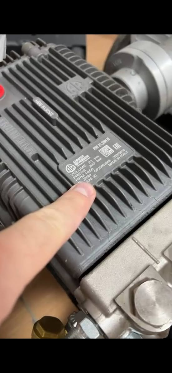 السلام عليكم عندي ضاغطه ٢٠٠ على ٢١
 الماطور ١٠ حصان  جديد اريدة بمليون و ١٠٠ 
و روبن ١٣ حصان ب ٢٠٠ سعره 
ضاغطه ٢٧٥ على ١٥ لتر بسعر ٣٠٠ 
***********
