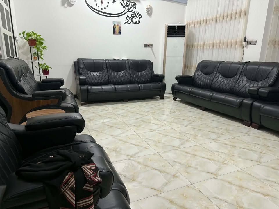 تخم جلد ممتاز
يصلح للمكاتب والبيوت 
11 مقعد وليس 10 
سعر البيع مستعجل مليون فقط اشتريته قبل شهر بمليون و٦٠٠يعني جديد غير مستخدم للاستفسار ***********
