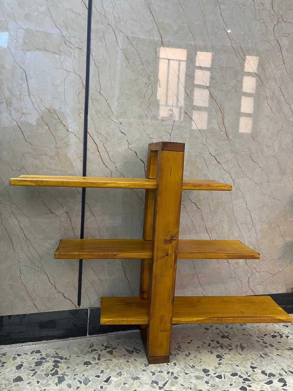 اسعد الله اوقاتكم بكل خير  
رف ديكور خشب مخفي 
الرفوف متحركة 
سهلة التركيب والتثبيت 
طول كل رف 60سنتم والعمق 14 سنتم 
الارتفاع 60سنتم
للطلب والاستفسار واتساب ***********
