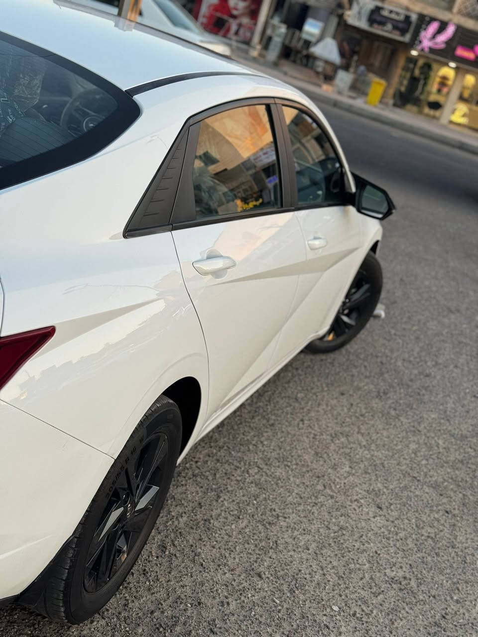 🚘 للبيع النترا 2023 خليجي 🚘
🔹 اللون: أبيض

🔹 المحرك: 2000cc

🔹 وارد خليجي

🔹 كير AT المرغوب

🔹 الممشى: ١٢٣ الف كيلو 

✨ فول مواصفات: 

✔️ فتحة سقف 2 طكه

✔️ مفتاح وليست بصمه 

✔️ شاشة أصلية تدعم Apple CarPlay و Android Auto

✔️ 3 وضعيات قيادة (Eco / Normal / Sport)

✔️ نظام ABS

✔️ تبريد ثلاجة قطعتين

📌 السيارة بانزين محسن بالكامل

📌 الدهن كله أصلي

📌 باتري جديد

🔧 الملاحظات:

بارد بسيط ب بنيد و و بجاملغ 

💰 المطلوب: 157بيه مجال بسيط 

📍 المكان: بغداد - حي الجهاد / حي الحسين

📞 ***********
