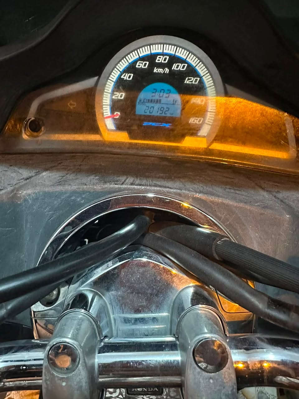 السلام عليكم PCX Honda جيل الثاني مكينة 125 ياباني
للبيع فقط صالها شهر من نازلة من الرمبة اوراقه كاملة 
كفالة عامة من كلشي تاخذة من البيت ماشية 20 
السعر 18 ونص وبيها مجال قليل الشراي يتواصل واتساب فقط 
***********العنوان بغداد ام الاكبر ولغزلان
