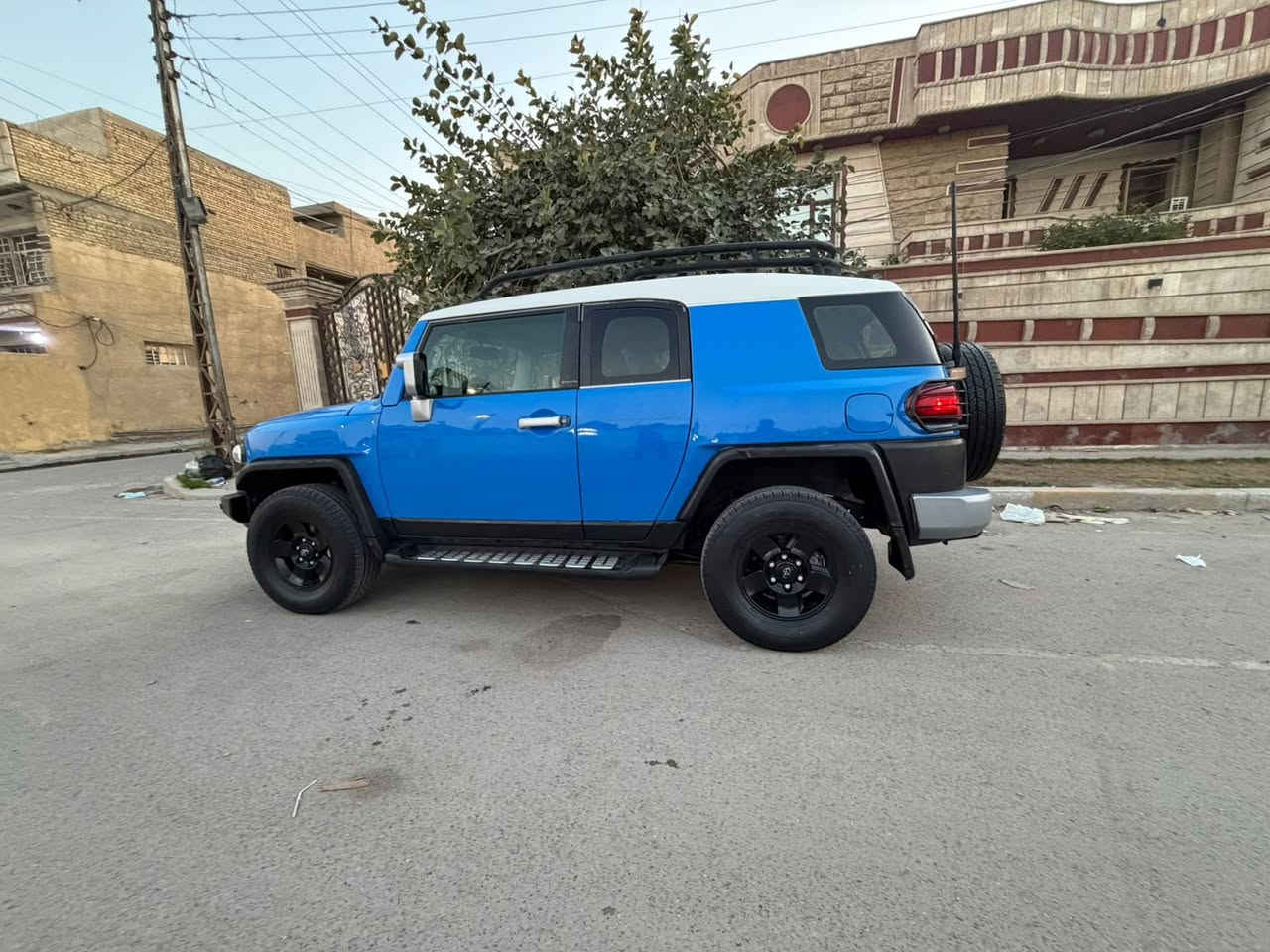 أف جي كروزر للبيع موديل ٢٠٠٧  وارد أمريكي محرك ٤٠٠٠ آلاف سيارة نظيفه وجاهزه محرك كير تبريد ثلج تخم تاير جديد صدر جديد كل نقص مابيها وين مايعجبك اطلع بيها سيارة بيها أربع قطع صبغ حادثها مال امريكا بنيد فقط بدون دواخل وهنا صار بيها صبغ بدون دواخل رقم بغداد مشروع وطني سعرها ١٢٠ ورقه و مكان السيارة بغداد البلديات ***********
