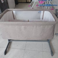 متوفر عندي سرير طفل ينفتح من جهه الام بحاله نظيفه جدا سعره ٣٥ ومرجوحه ...