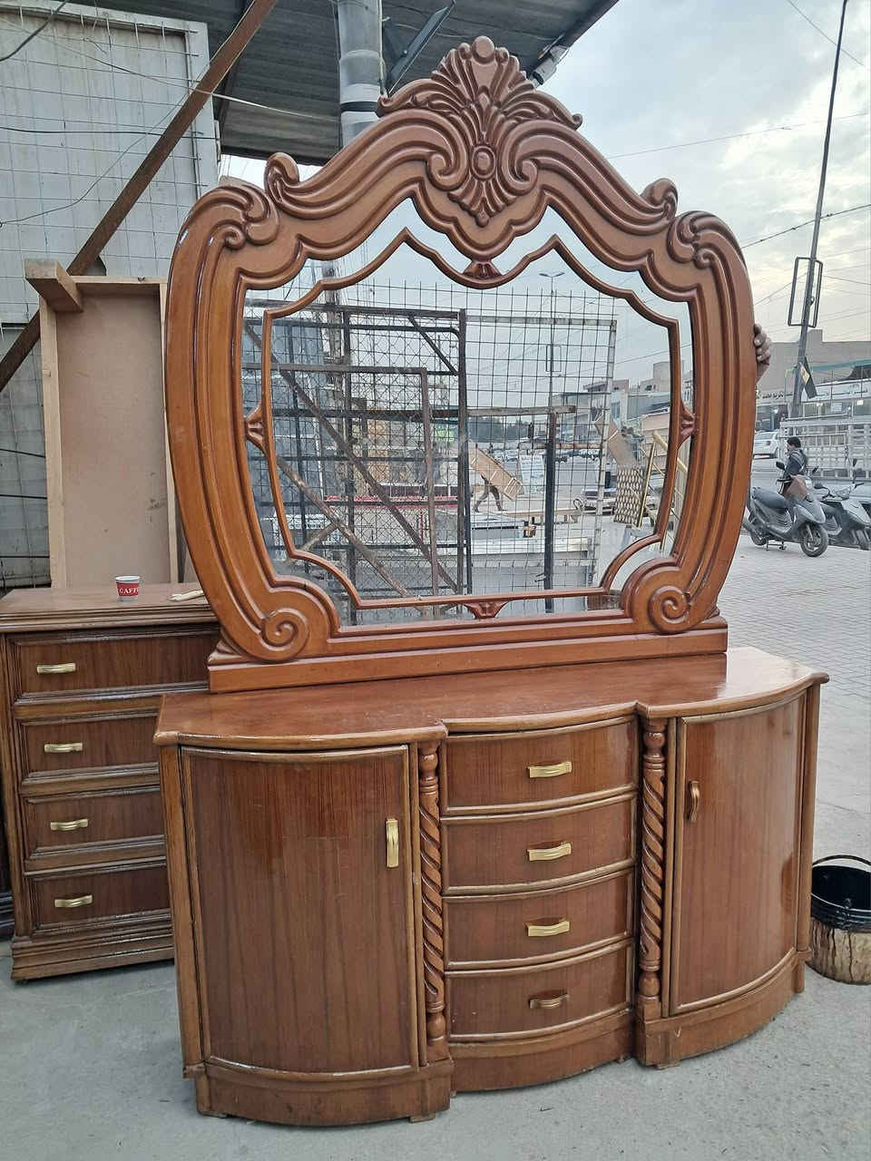 ميز تواليت وجربايه كاملات ونظيفات للبيع للاستفسار ***********
