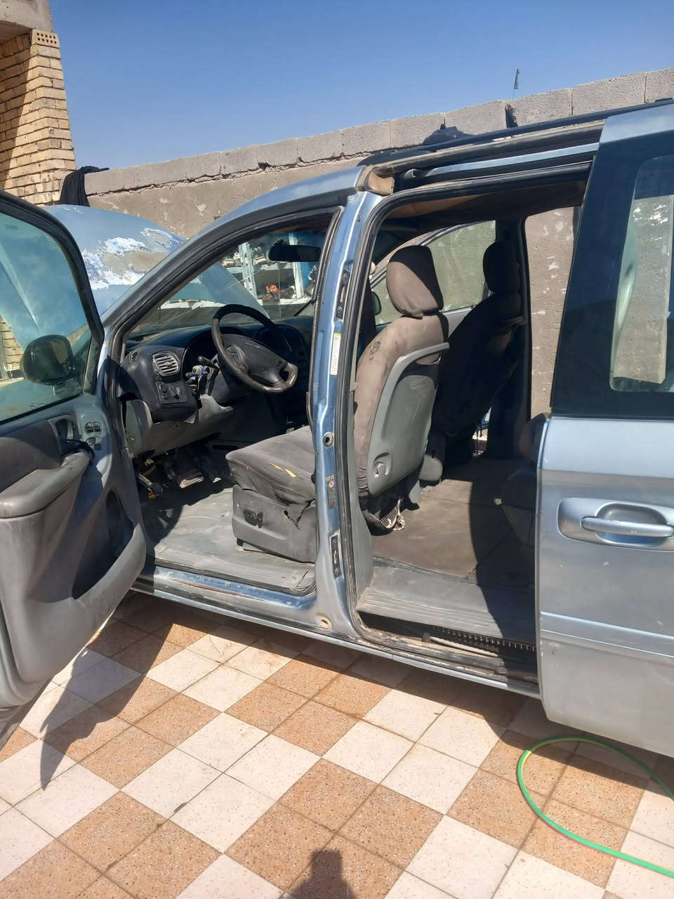 دوج كرفان ٢٠٠٥ مكفوله رقم بغداد ماعده تبريد غير شقال سعر ٥٠ رقم تليفون***********
