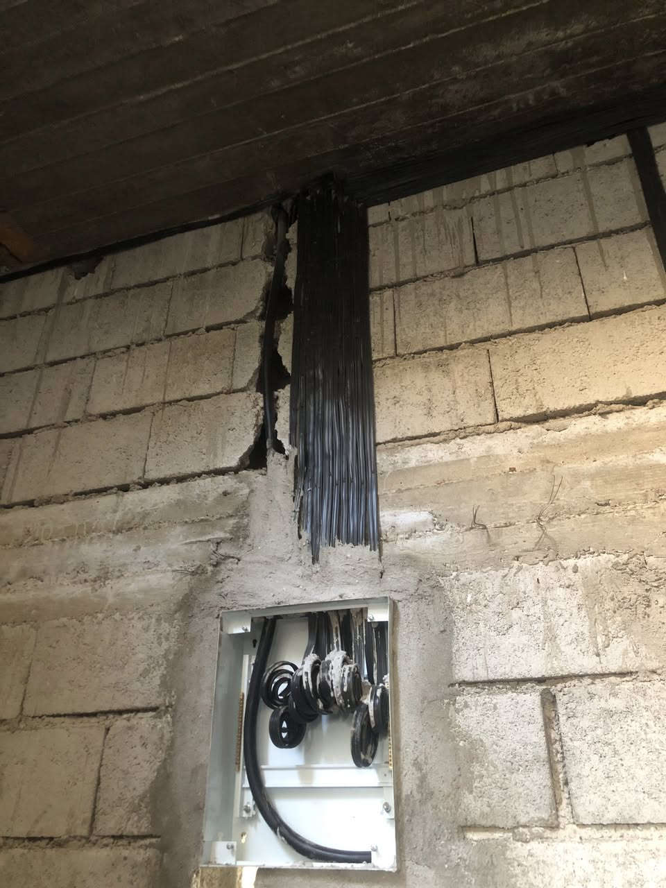 لعمل كافة اعمال الكهربائات
نظام تاسيس -نظام بواري -نظام طاقة شمسية 
الهتمام والامانة في العمل 
باسعار مناسبة وحسب الطلب 
***********
من اعمالي
