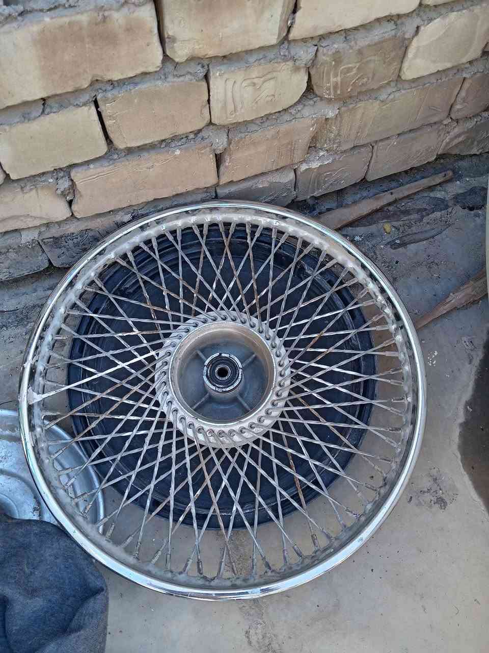 للبيع ويل امامي بدون تاير ويل امامي هوه وتاير ويل خلفي هوه وتاير ب25 الف الواحد صالصات ثنين ب25 الف صندوك دلفري نضيف ب١٥ الف وتانكيات ثنين نضاف ب25 الف كشن جديد عالي طبي ب 20 الف المحرك تايكر شغال نضيف ب75 الف شاصي ب25 الف الشراي يجي خاص فيس ما متواجد رقمي *********** مكاني بغداد البياع المعالف
