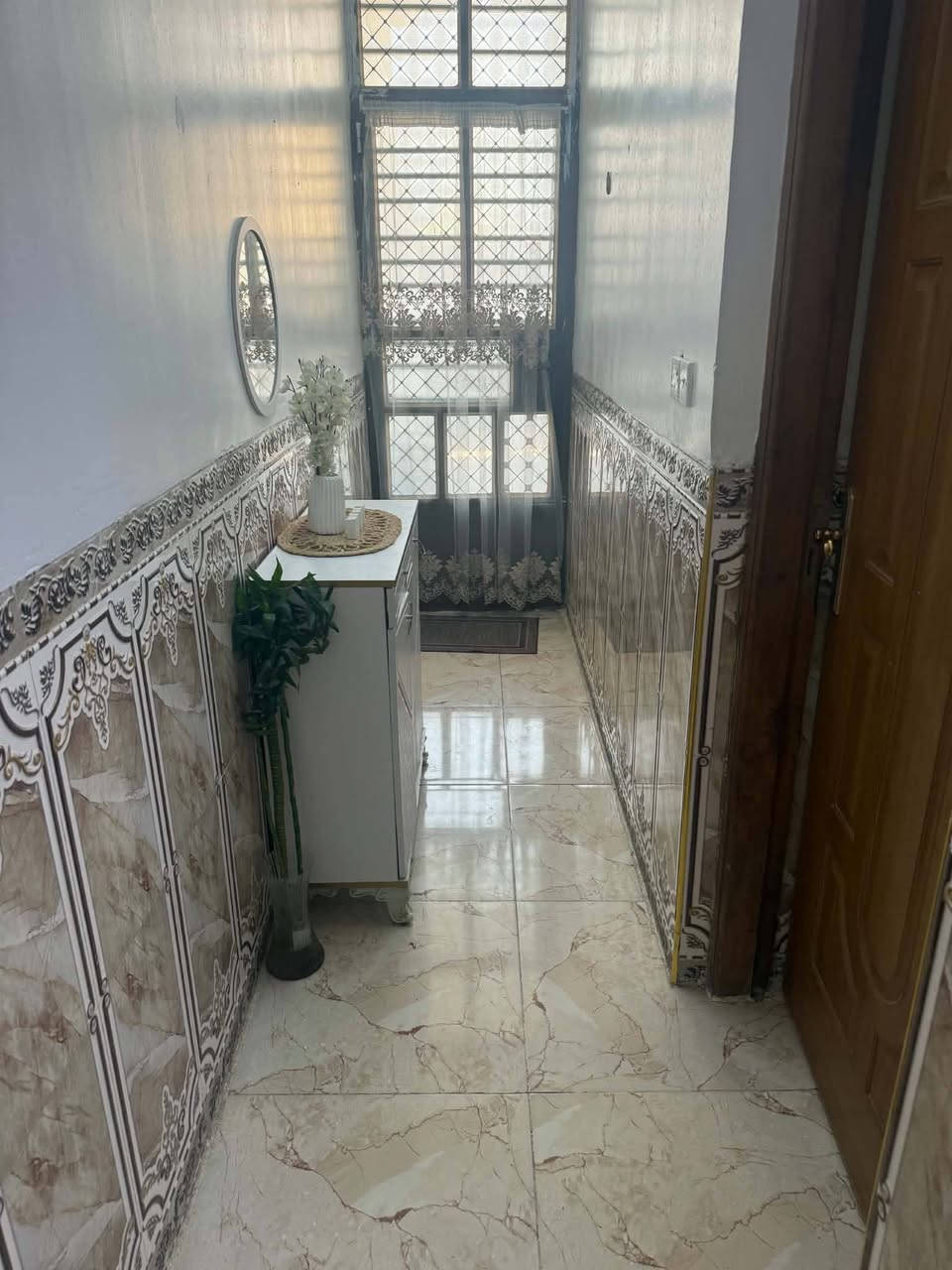 السلام عليكم دار مساحة ١٠٠متر طابو صرف على طابو الكاظميه سبع البور طابق ونص السعر ٨٣
هاتف ***********
