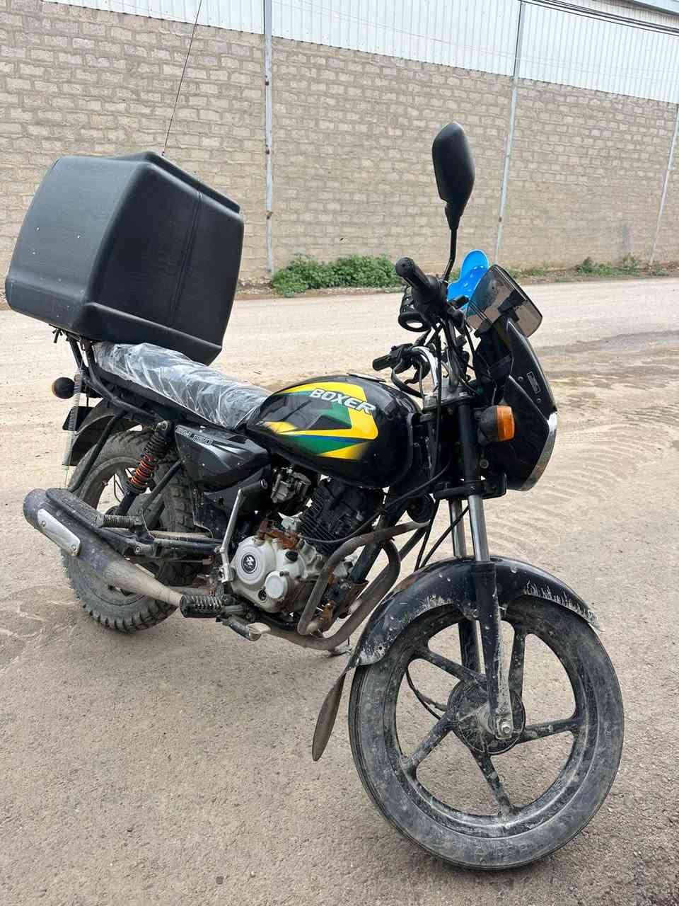 سلام عليكم مره خصت الادمن 
بوكسر 
كلاسيك موديل (21) مكينه خير من الله 
اوراقها كامله 
اي نقص مابيها لدراجه كهربائيات شغاله ومرتبه 
بيها ترتيب بسيط العتله مال كير 
مكان الدراجه 
بغداد الدوره 
رايدها 1٫150 وبيها مجال بسيط 
للاستفسار:***********
