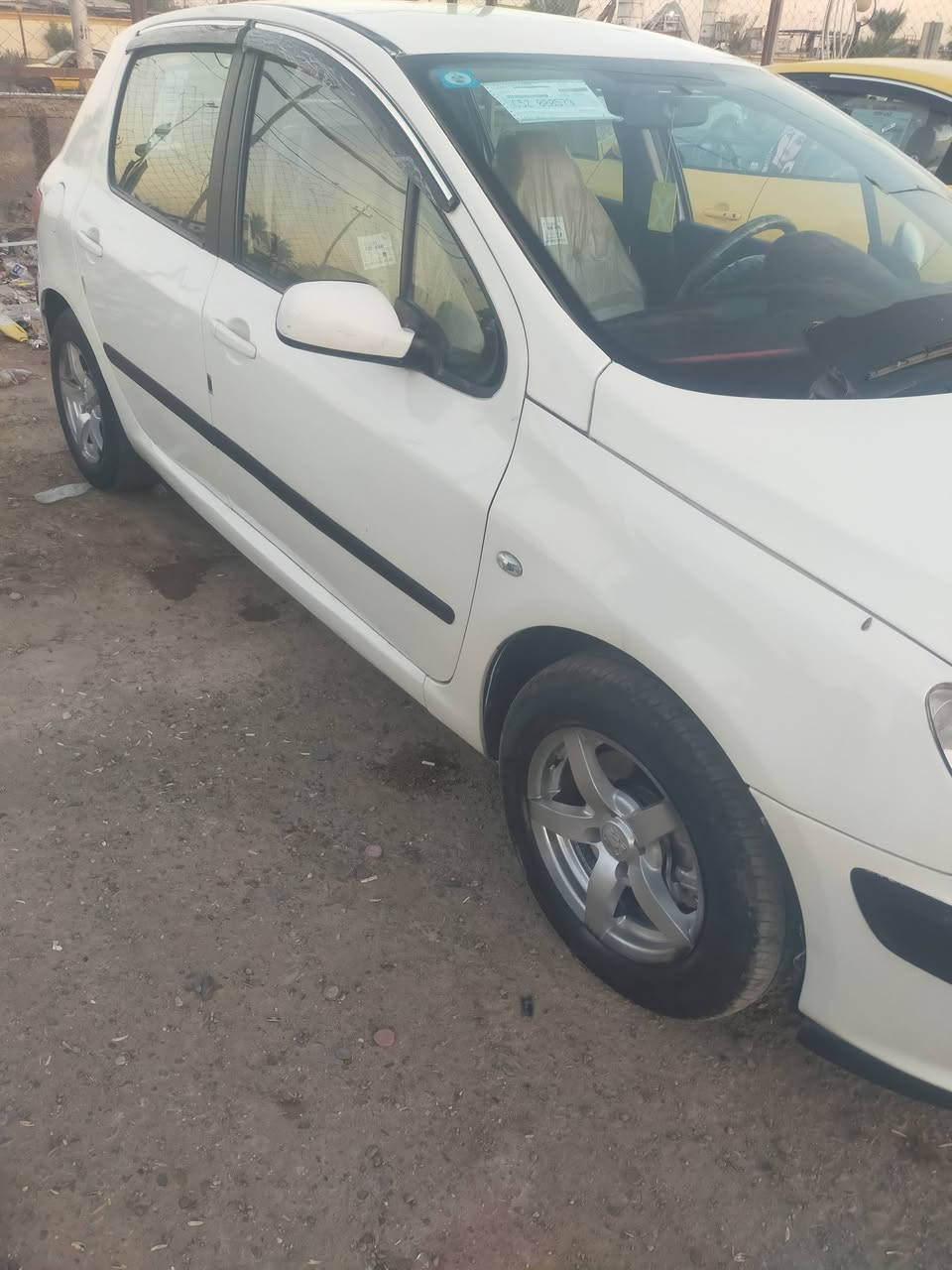 السلام عليكم بيجو فرنسي موديل 2005كير ومكينة مكفولات 307سنوية ابسمي رقم بغداد السعر 52ورقة وبيه مجال ***********
