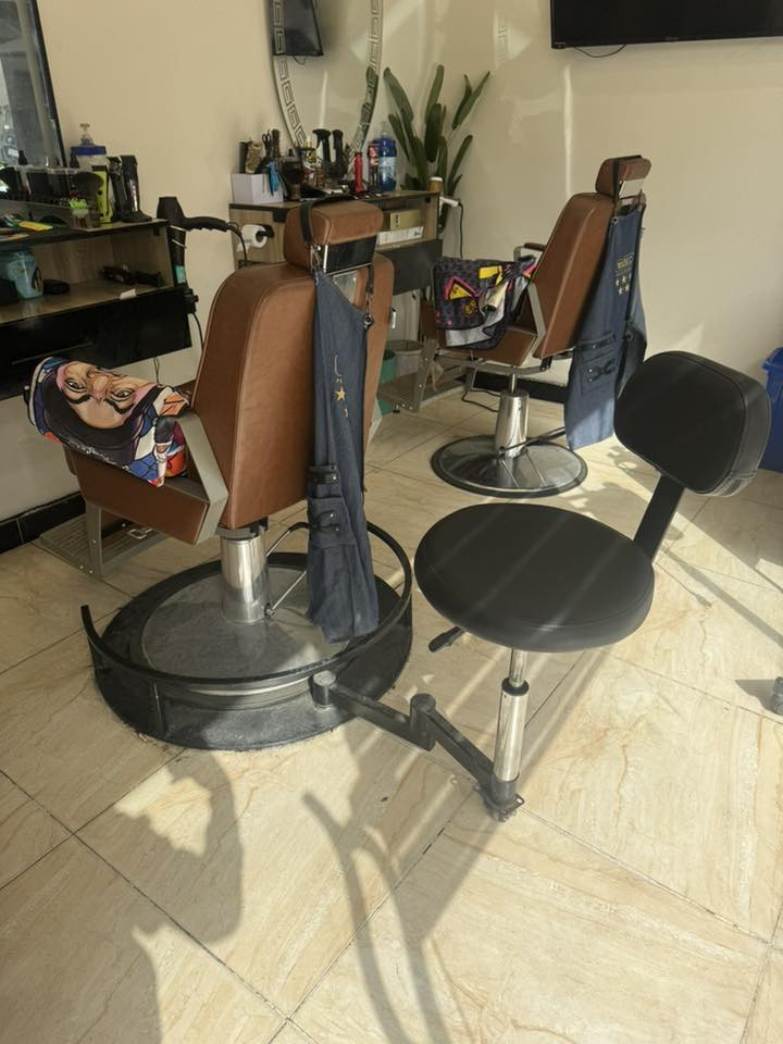 سلام عليكم- كرسي حلاقه متحرك
للبيع استعمال قليل 
ب275
وبي مجال 
***********
