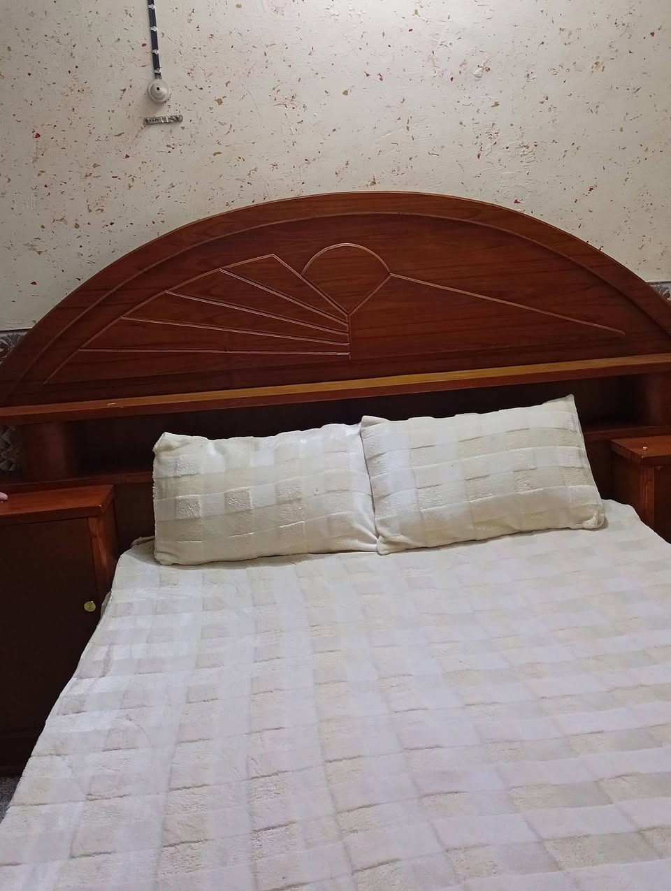 السلام عليكم 
غرفه نوم صاج تسكام نضيفه جدا خمسه ابواب 
السعر ٦٠٠ الف 
كاونتر تسكام ٢ متر مع سنكي متر ونص السعر ٣٥٠ الف 
قنينه غاز السعر ٦٠ الف 
ثلاجه نضيفه جدا واستعمال قليل حجم ١٤ قدم السعر ٣٠٠ الف 
تخم استقبال اربع قطع ١٠ مقاعد السعر ١٥٠ الف 
جربايه طفل طولها متر و ربع السعر ٤٠ الف 
شاشه بلازما حجم ٣٢ نضيفه جدا تشتغل على النت سعرها ٧٥ الف 
براد ماء بحاله جيده السعر ٦٠ الف 
الاستفسار ***********
