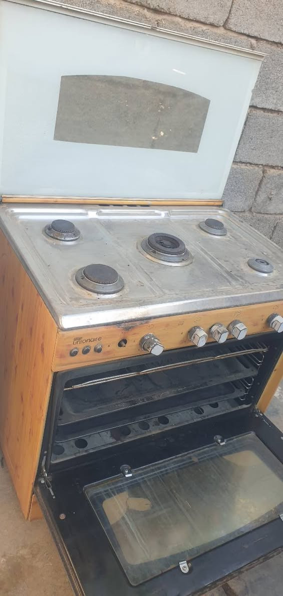 طباخ للبيع كلشي كامل وشغال عيون وفرن سعر 180وبي مجال ***********
