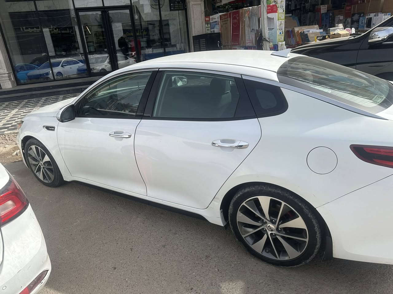 كيا اوبتما اس اكس جي دي اي توربو محرك 2000
3وضعيات قيادة 
كشنات تدفئة 

تبريد قطعتين 

تحكم سترن 

تدفئة ستيرن 

مرايات شفط 

كشنات كهرباء 

تحكم جلوس السايق 

اشارات بالمري 

بصمة 

كاميرا دوارة 

المكان بغداد 
***********

السعر ١٣٥ ورقة
